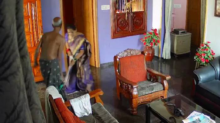 Cruel woman: మామను వాకింగ్ స్టిక్‌తో దారుణంగా కొట్టిన కోడలు.. వీడియో వైరల్..