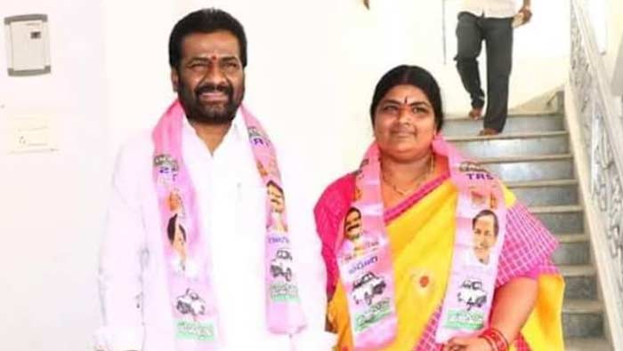 BRS : బీఆర్‌ఎస్‌కు మరో షాక్‌.. పార్టీ వీడిన మార్నేని రవీందర్ రావు దంపతులు