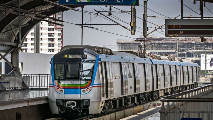 Hyderabad Metro: హైదరాబాద్ మెట్రోలో సాంకేతిక లోపం.. ప్రయాణికులు తీవ్ర ఇబ్బందులు