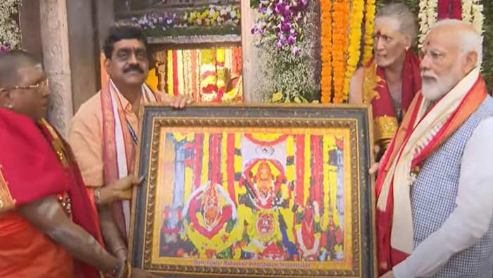 Narendra Modi : సికింద్రాబాద్‌ ఉజ్జయిని మహంకాళి అమ్మవారికి ప్రధాని మోడీ ప్రత్యేక పూజలు