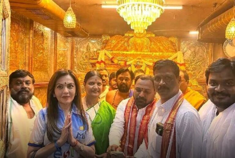 Nita Ambani : బల్కంపేట అమ్మవారిని దర్శించుకున్న నీతా అంబానీ..