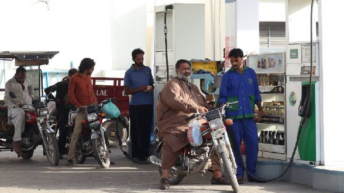 Pakistan: చుక్కల్ని అంటుతున్న పెట్రోల్ ధరలు.. లీటర్ రూ. 290