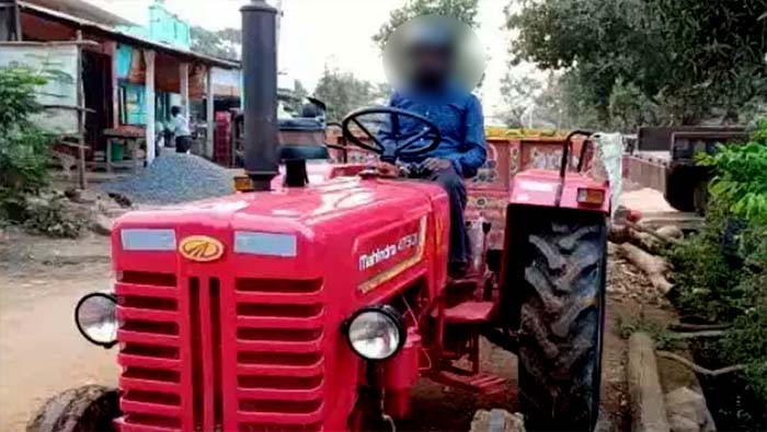 Palvancha Rural Police: పాల్వంచ పోలీసులు నయా రూల్స్‌.. ట్రాక్టర్‌ కు సీటు బెల్ట్‌ లేదని జరిమానా..!