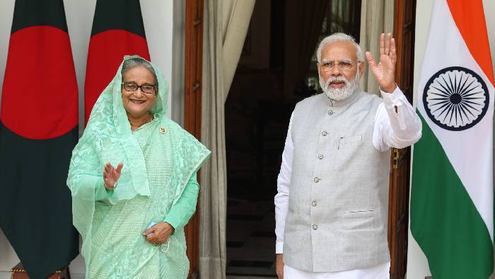 Sheikh Hasina: “మీ భార్యల భారతీయ చీరలని కాల్చండి”.. “ఇండియా ఔట్‌” ప్రచారంపై పీఎం హసీనా ఆగ్రహం..