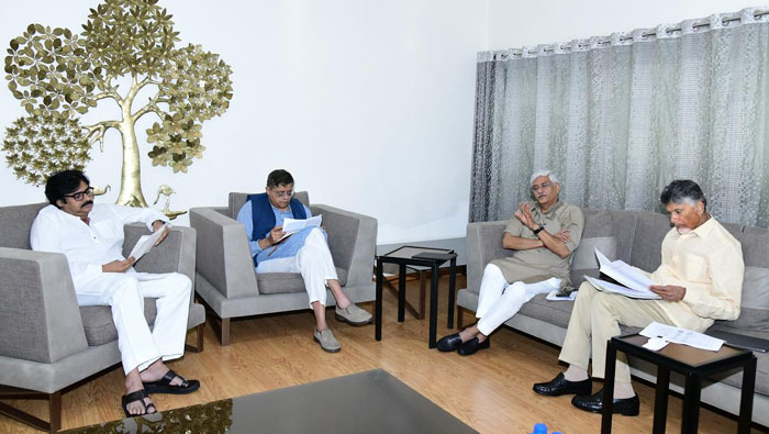 TDP- Janasena- BJP Alliance: చంద్రబాబు నివాసంలో షెకావత్, పవన్.. సీట్ల పంపిణీపై తీవ్ర కసరత్తు..