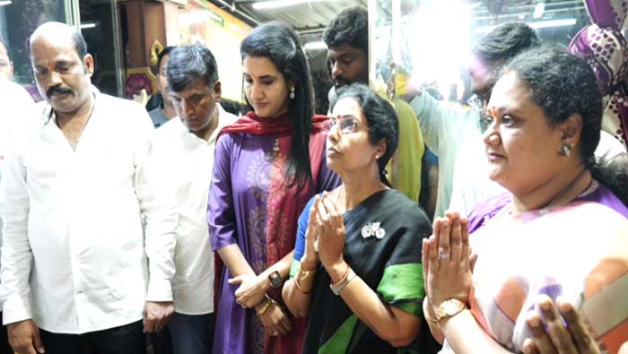 Yarlagadda VenkatRao: గన్నవరంలో “నిజం గెలవాలి” యాత్ర.. నారా భువనేశ్వరికి ఘన స్వాగతం పలికిన యార్లగడ్డ