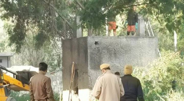 Delhi : ఢిల్లీలో 40అడుగుల లోతైన బోరుబావిలో పడిపోయిన చిన్నారి.. కొనసాగుతున్న రెస్క్యూ