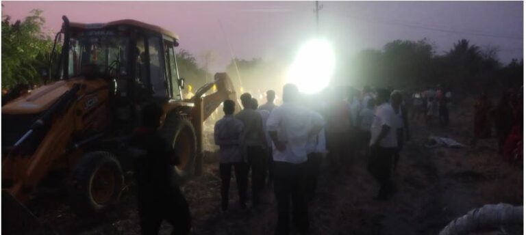 Boy Falls Into Borewell: బోరుబావిలో పడ్డ రెండేళ్ల బాలుడు.. కొనసాగుతున్న రెస్క్యూ ఆపరేషన్..​!