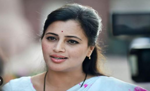 MP Navneet Kaur: ఎంపీ నవనీత్ కేసులో నేడు సుప్రీం తీర్పు..!