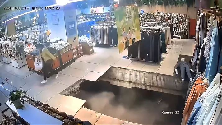 Viral Video:  షాపింగ్‌ మాల్‌ లో అమాంతం భూమిలోకి పడిపోయిన మహిళ.. చివరకి..?!