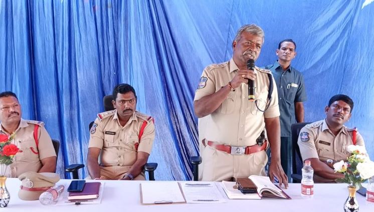 Ganja Selling: వేములవాడలో గంజాయి కలకలం.. 5 గురు అరెస్ట్.. 10 మంది పరారీ..!