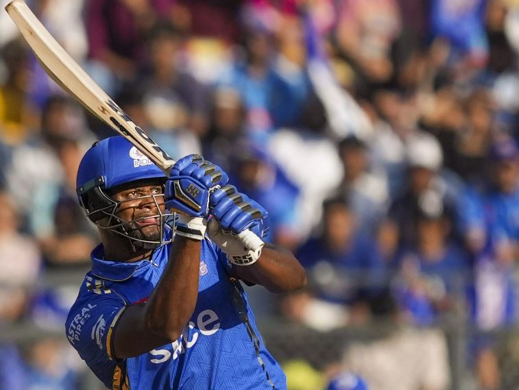 Romario Shepherd: విద్వంసం సృష్టించిన ముంబై బ్యాటర్.. ఓకే ఓవర్‌లో 32 పరుగులు..!