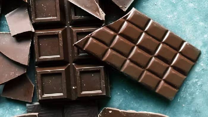 Chocolates: కాలం చెల్లిన చాక్లెట్లు తిని రక్తం కక్కుకున్న పసిబిడ్డ..