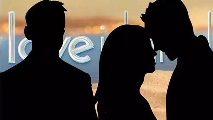 Illicit Relationship: ప్రియుడితో అక్రమ సంబంధం.. ఫోన్⁭లో బయటపడ్డ వీడియోలు