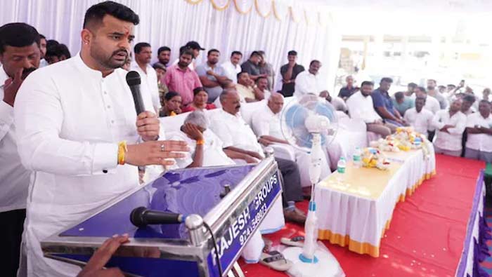 Karnataka: దేవెగౌడ మనవడిపై లైంగిక ఆరోపణలు.. సిట్ విచారణ..!