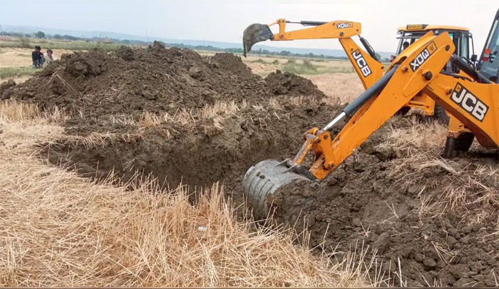 Madhya pradesh: బోరుబావిలో పడ్డ బాలుడు.. కొనసాగుతున్న రెస్క్యూ ఆపరేషన్