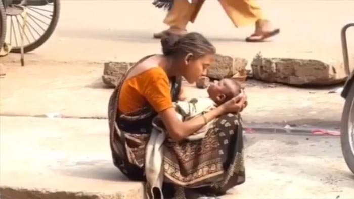 Viral Video: తల్లి ప్రేమంటే ఇదే భయ్యా.. రోడ్డు పక్కన కూర్చున్న అమ్మ ఏం చేస్తుందో చూడండి..