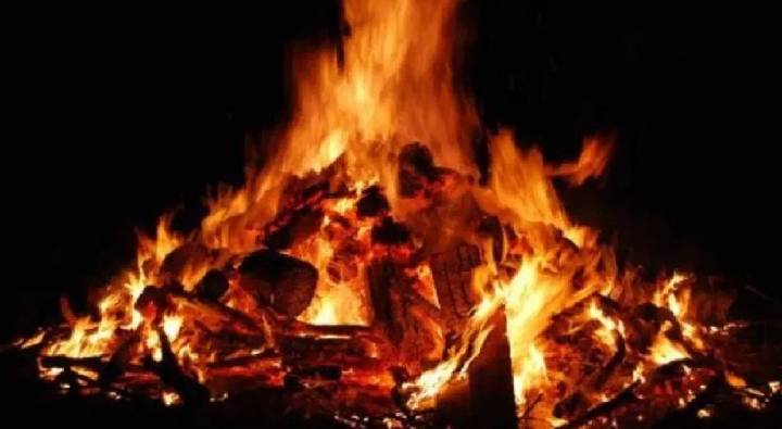 Uttarpradesh : కాలుతున్న చితినుంచి మహిళ మృతదేహాన్ని బయటకు తీసిన పోలీసులు