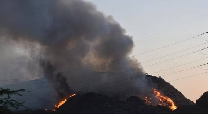 Fire Accident : ఢిల్లీలో భారీ అగ్ని ప్రమాదం.. పొగ, బూడిదతో అల్లాడుతున్న జనం