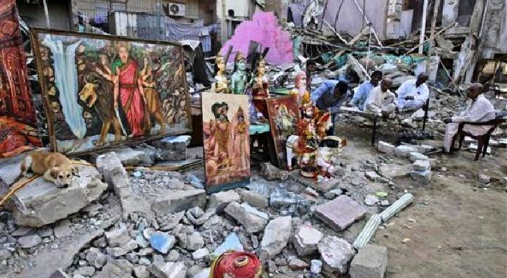 Pakistan : ఖైబర్ పఖ్తుంఖ్వాలో చారిత్రక హిందూ ఆలయాన్ని కూల్చి వేసిన పాకిస్తాన్