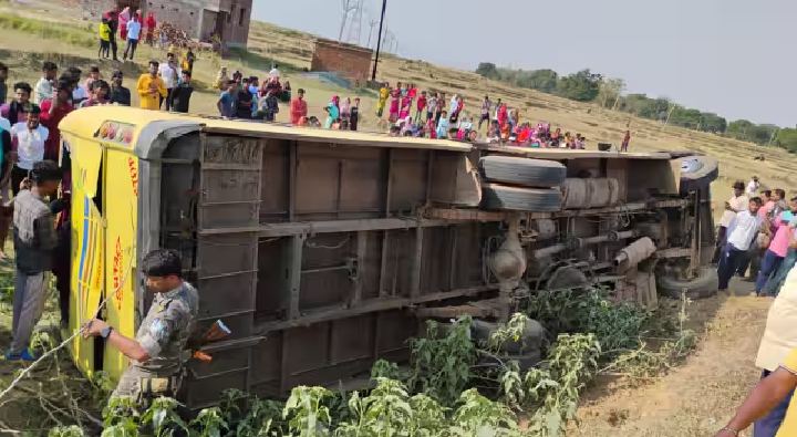 Road Accident : పెను ప్రమాదం.. పిల్లలతో నిండిన స్కూల్ బస్సు బోల్తా