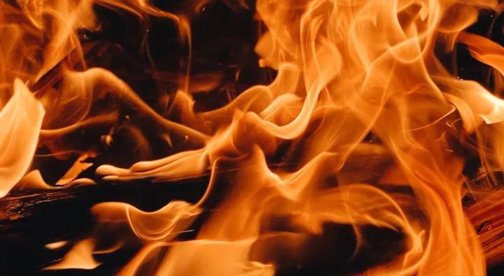 Uttarpradesh : ఆర్నెళ్ల కూతురిని ఒడిలో పెట్టుకుని నిప్పంటించుకున్న తల్లి.. కారణం తెలిస్తే కన్నీళ్లు ఆగవు