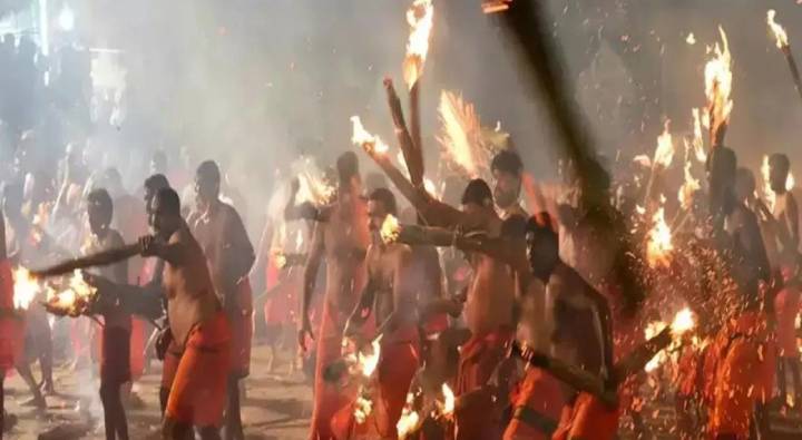 Agni Keli Tradition : కాల్చిన తాటి ఆకులతో యుద్ధం.. ఎక్కడో తెలుసా ?