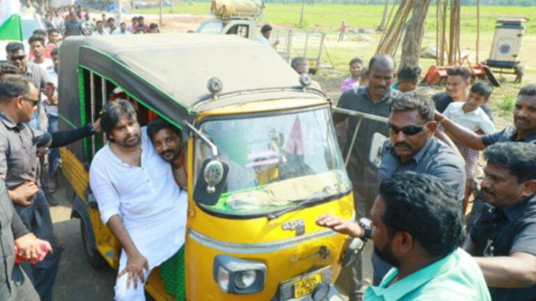 Pawan Kalyan: ఆటోలో ప్రయాణించిన పవన్ కళ్యాణ్.. డ్రైవర్‌ల సమస్యలపై ఆరా!