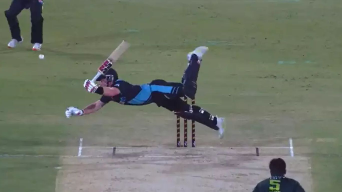 Tim Seifert Batting: బంతిని బాదేందుకు భారీ డైవ్‌ చేసిన బ్యాటర్.. వీడియో చూస్తే నవ్వులే!