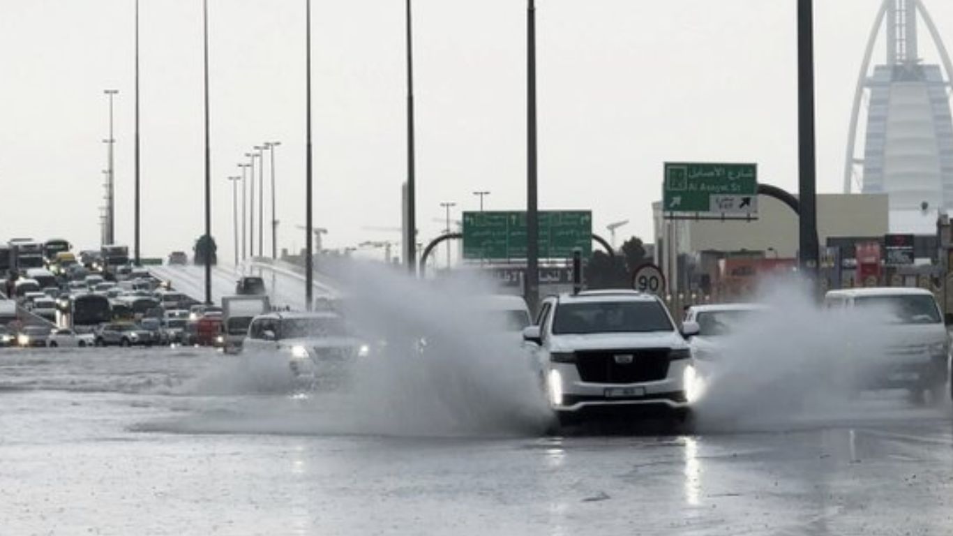 UAE Rains: యూఏఈలో భారీ వర్షాలు.. ఒమన్‌లో 18 మంది మృతి!