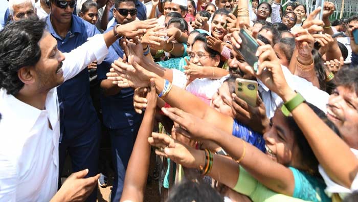 Volunteers: వైఎస్‌ జగన్‌ను కలిసి రాజీనామా చేసిన వాలంటీర్లు.. సీఎం కీలక వ్యాఖ్యలు