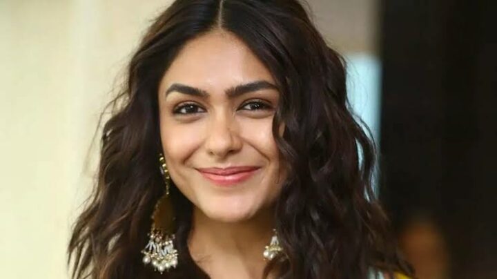 Mrunal Thakur :‘ముద్దు ముచ్చట్ల’తో సినిమాలు వదిలేశా.. పేరెంట్స్ గురించి మృణాల్ కీలక వ్యాఖ్యలు