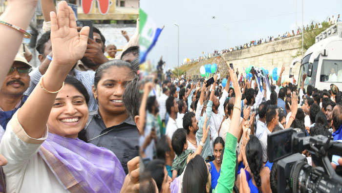 YS Bharathi: సీఎం జగన్‌కు అభివాదం చేసిన వైఎస్ భారతీ..