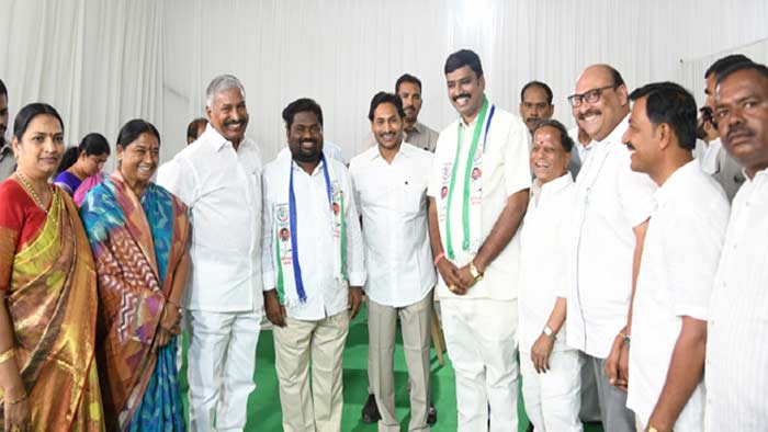 YSRCP: సీఎం సమక్షంలో వైసీపీ గూటికి టీడీపీ, జనసేన నేతలు