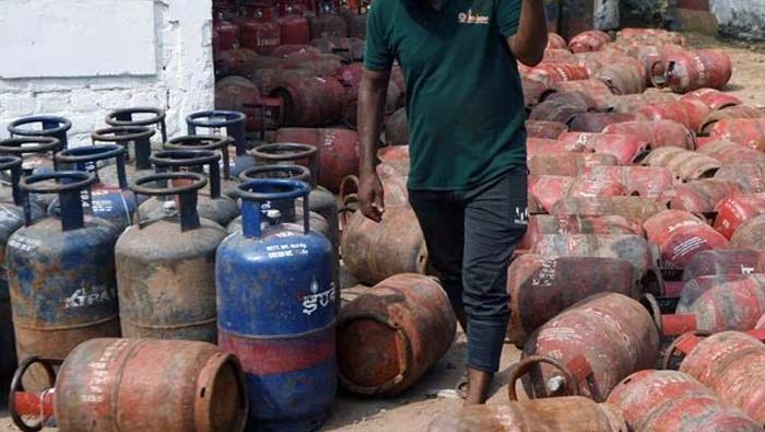 Gas Cylinder: గ్యాస్‌ వినియోగదారులకు గుడ్ న్యూస్.. తగ్గిన ధరలు..!