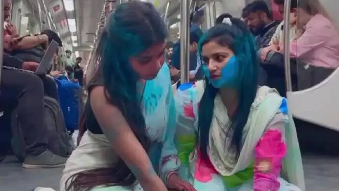 Holi In Metro: మెట్రోలో హోలీ జరుపుకుని వైరల్ అయిన ఇద్దరు మహిళల అరెస్ట్..