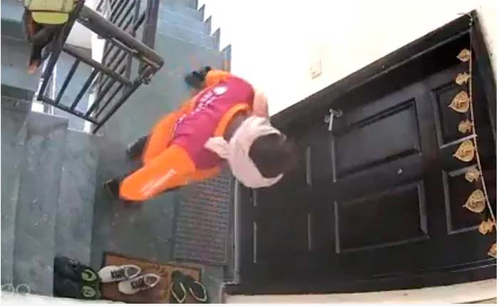 Viral Video: స్విగ్గీ బాయ్ కక్కుర్తి.. పార్శిల్ ఇవ్వడానికి వచ్చి ఏం చేశాడంటే..!