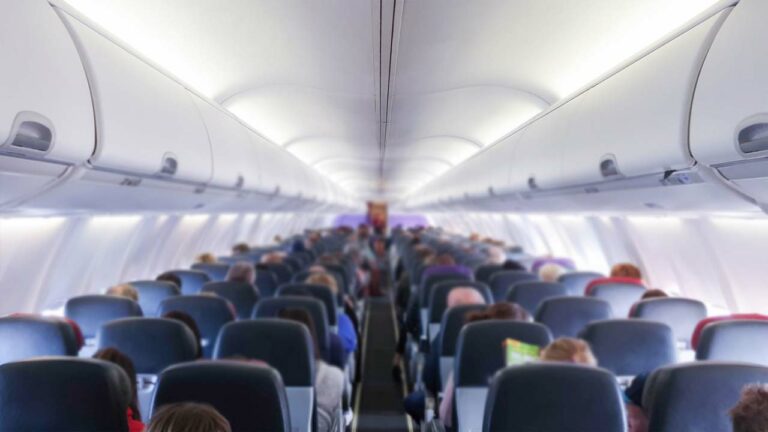 Flight: విమానంలో నగ్నంగా పరుగులు.. ప్యాసింజర్స్ షాక్