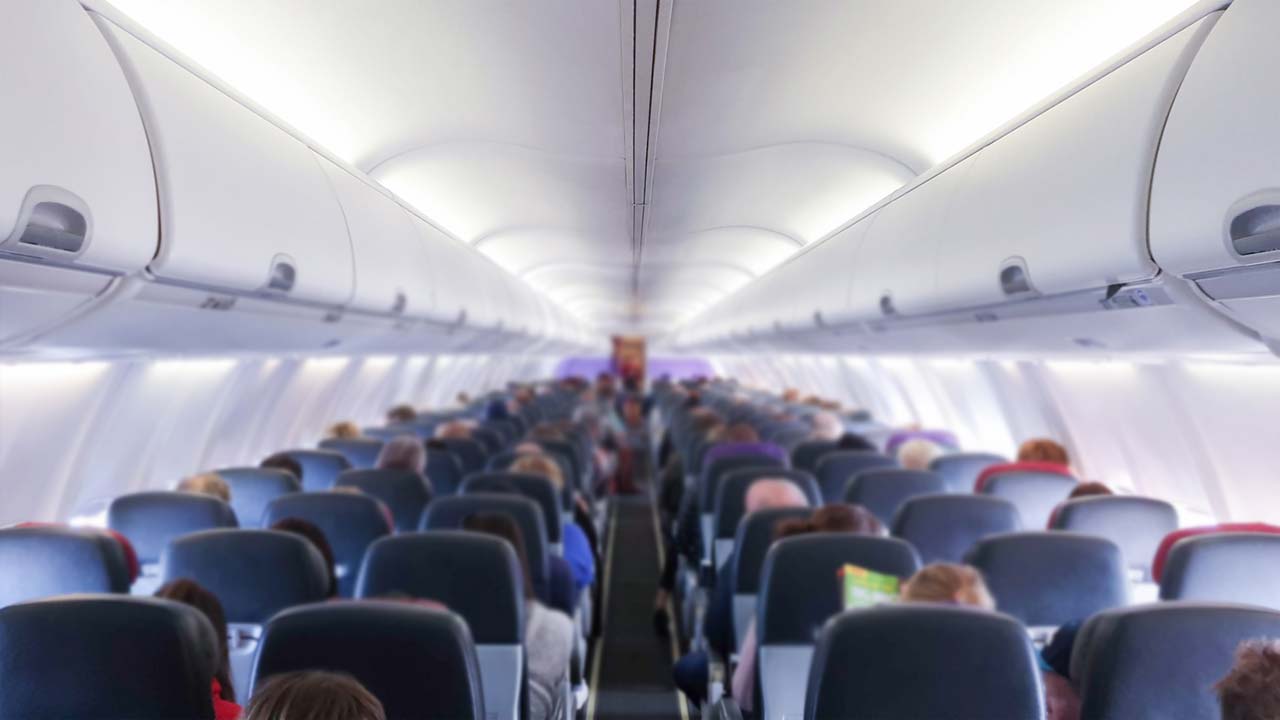 Flight: విమానంలో నగ్నంగా పరుగులు.. ప్యాసింజర్స్ షాక్