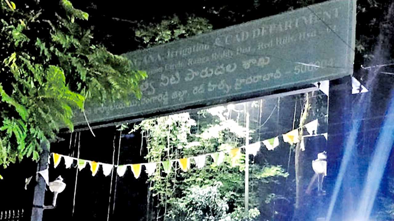 ACB Raids: హైదరాబాద్ లో ఏసీబీ సోదాలు.. అదుపులో ఆ.. నలుగురు..!