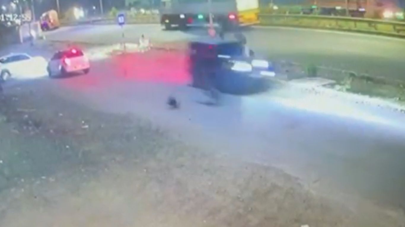 HIT and RUN Accident: రోడ్డు దాటుతున్న వ్యక్తి పైకి దూసుకెళ్లిన థార్ కారు.. వ్యక్తి మృతి..