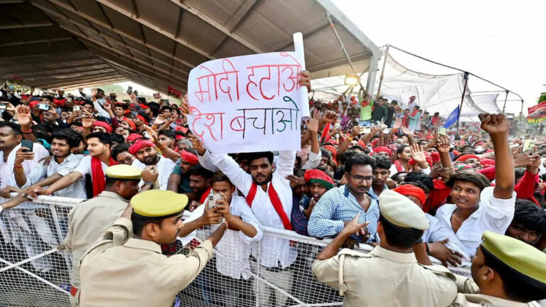 Akhilesh Yadav: అఖిలేష్ యాదవ్ సమావేశంలో తొక్కిసలాట..