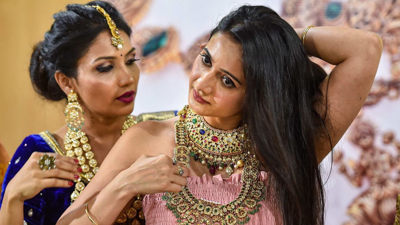 Today Gold Rate: వరుసగా మూడో రోజు పెరిగిన బంగారం ధరలు.. నేటి రేట్స్ ఇవే!