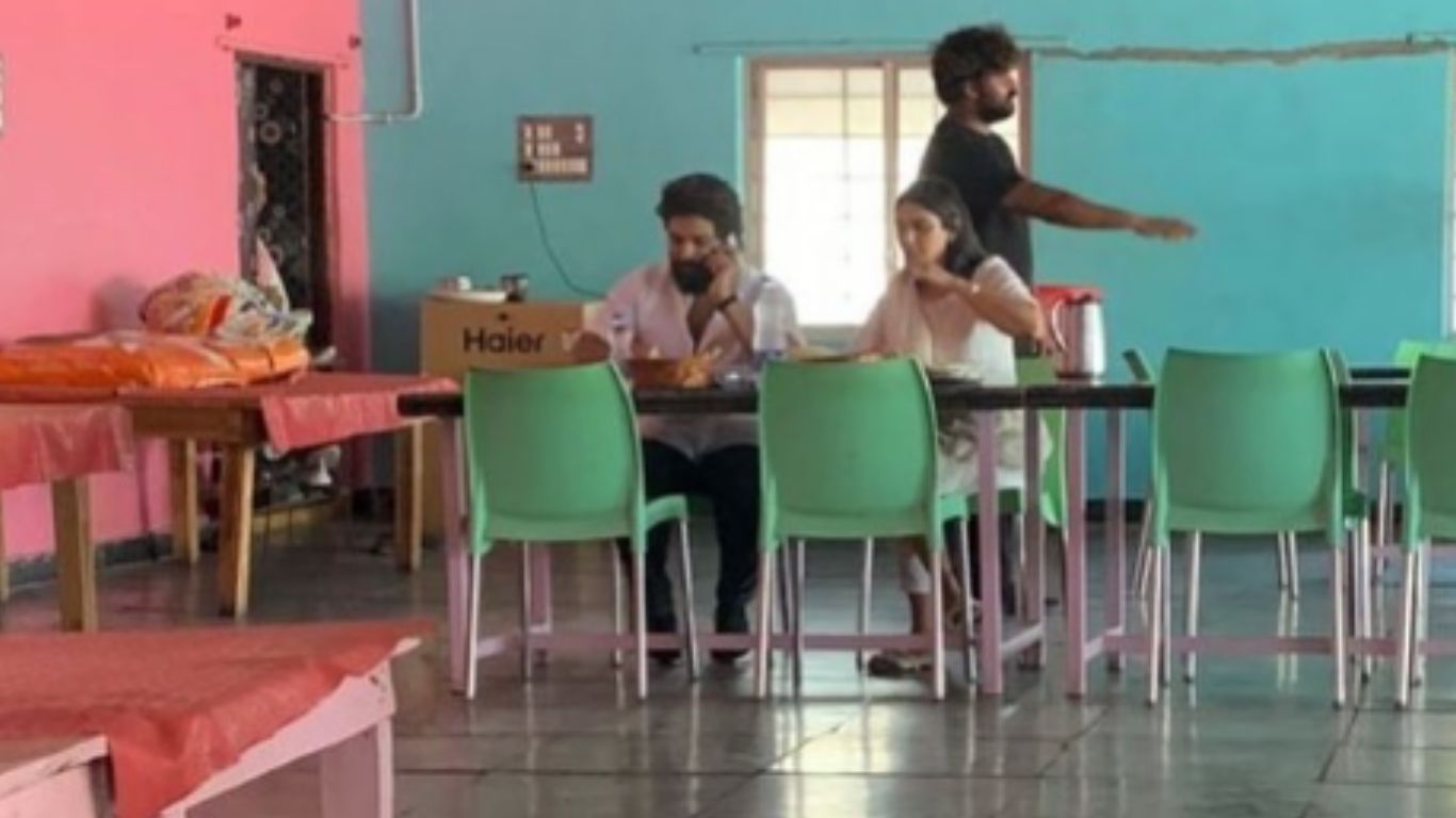Allu Arjun: పాన్ ఇండియా స్టార్ అయ్యుండి.. సింపుల్‌గా దాబాలో భోజనం! పిక్ వైరల్