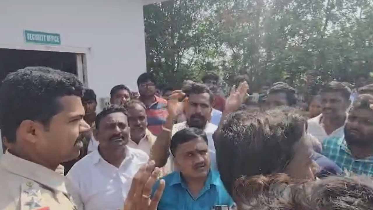 Asifabad: దానాపూర్ లో ఉద్రిక్తత.. అటవీశాఖ అధికారులను అడ్డుకున్న పోడు రైతులు..