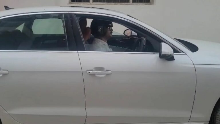 Police Fine: ఆ దెబ్బకు ఆడీ కారులో హెల్మెట్ పెట్టుకుని ప్రయాణిస్తున్న వ్యక్తి.. మ్యాటరేంటంటే..