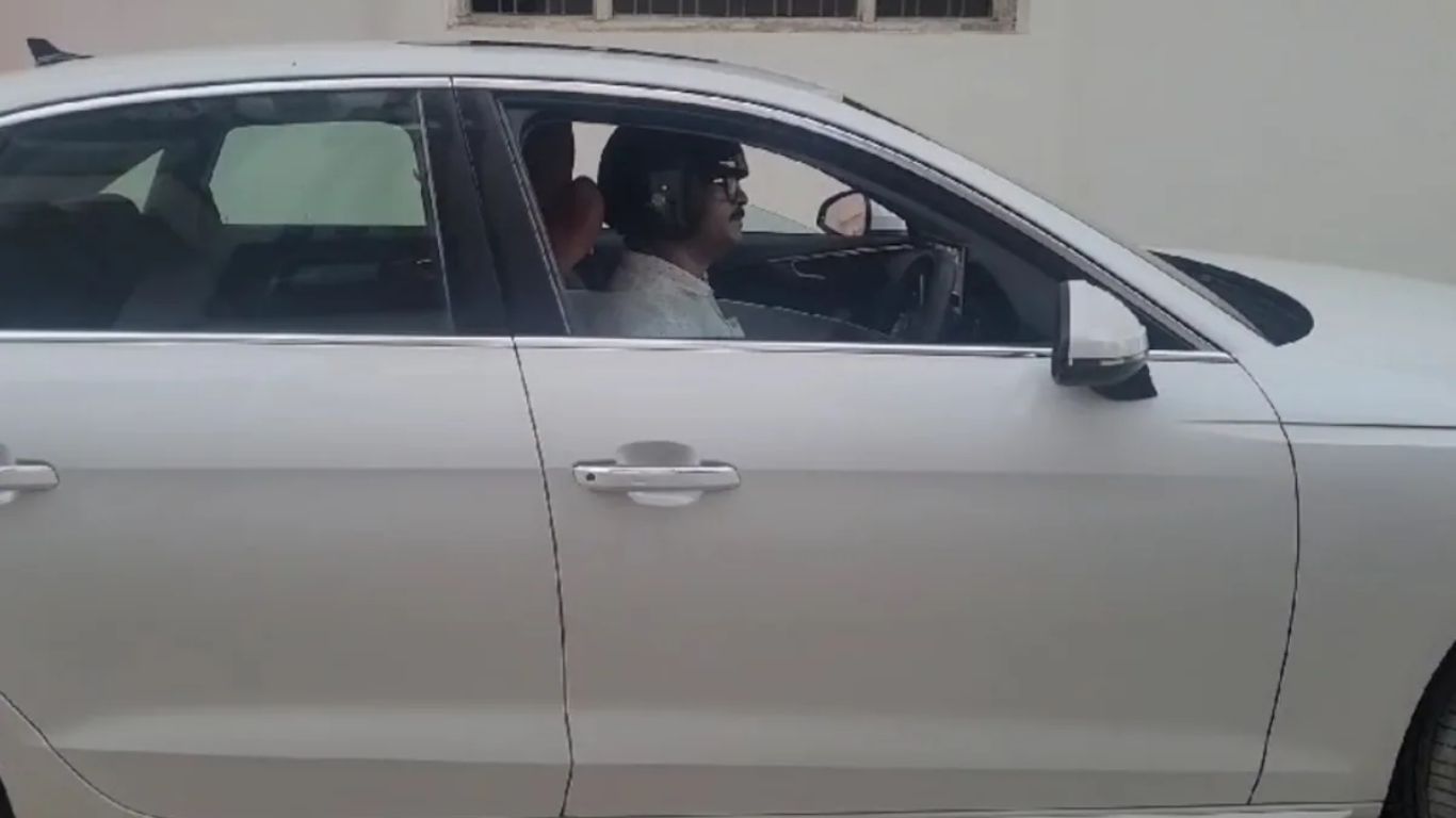 Police Fine: ఆ దెబ్బకు ఆడీ కారులో హెల్మెట్ పెట్టుకుని ప్రయాణిస్తున్న వ్యక్తి.. మ్యాటరేంటంటే..