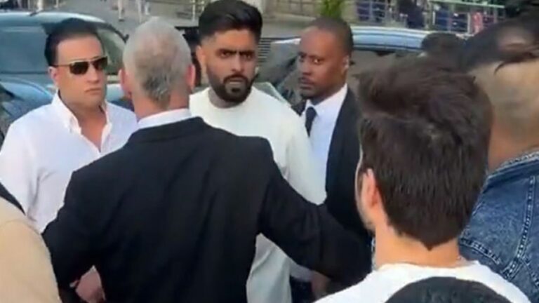 Babar Azam: ఫ్యాన్స్ పై కోపోద్రికుడైన పాక్ ఆటగాడు.. వీడియో వైరల్..