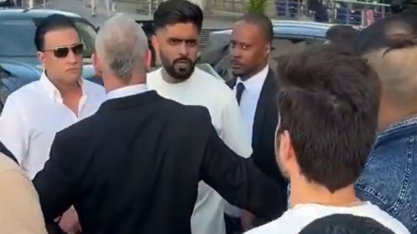 Babar Azam: ఫ్యాన్స్ పై కోపోద్రికుడైన పాక్ ఆటగాడు.. వీడియో వైరల్..