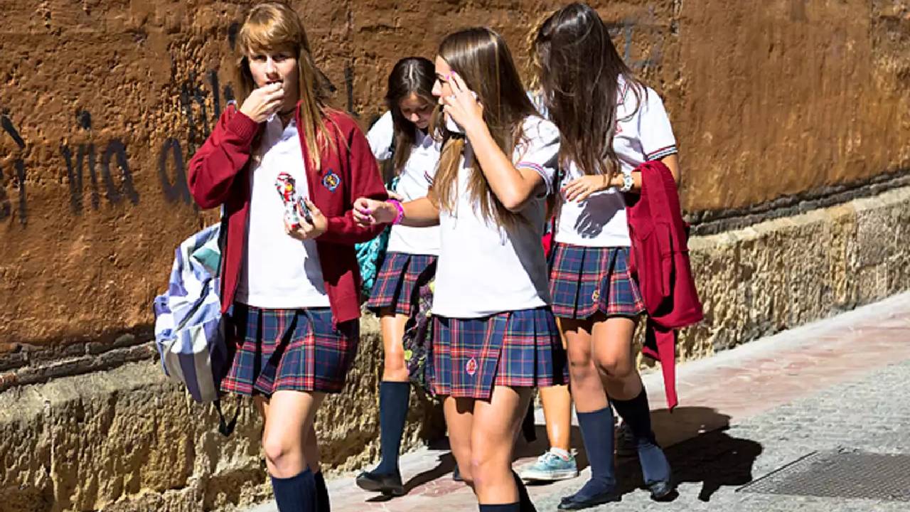 Skirts: అమ్మాయిలు “స్కర్టులు” ధరించడాన్ని నిషేధించిన ప్రైమరీ స్కూల్.. కారణం ఏంటంటే..?